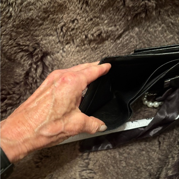 Elegant Black and Red Floral Women's Gucci wristlet - Picture 5 of 11